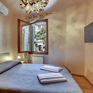 Zimmer mit Kingsize-Bett im Nebengebäude
